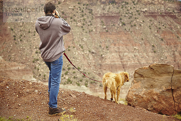 Mann gehender Hund  Virgin  Utah  USA