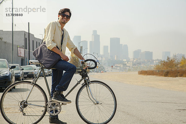 Junger Mann auf dem Fahrrad  Los Angeles  Kalifornien  USA