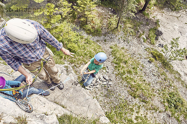 Vater und Kinder Felsklettern  Ehrwald  Tirol  Österreich