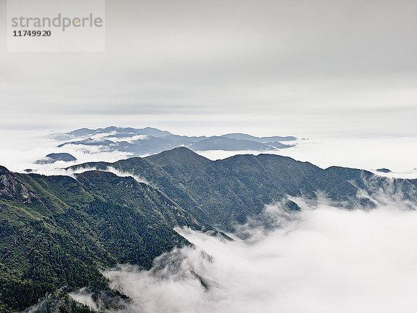 Berg Hengshan in Wolken  Nanyue  China.