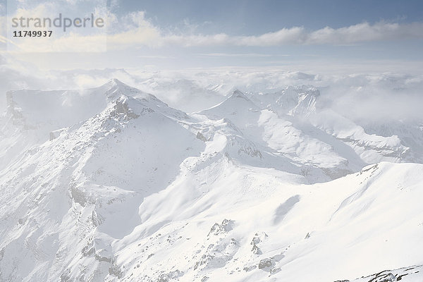 Neblige Sicht auf das Schilthorn  Murren  Berner Oberland  Schweiz