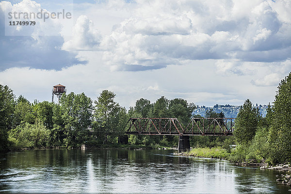 Stahlbrücke über Wasser  Portland  Oregon