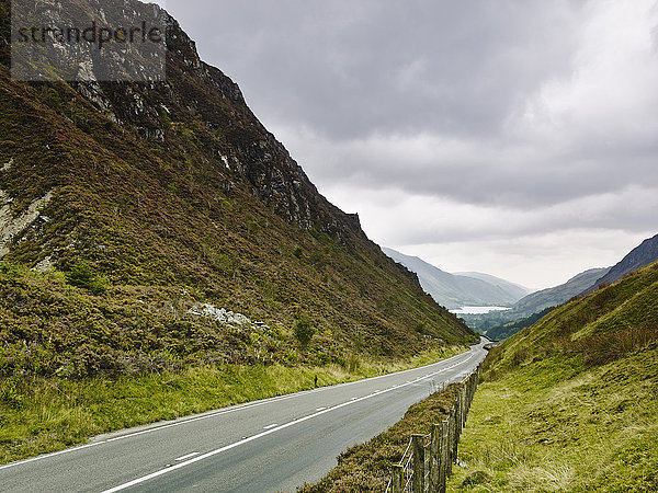 Landstraße und Berge  Bala  Gwynned  Wales  UK