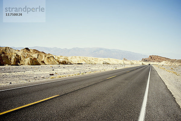 Ansicht einer geraden Wüstenstraße  Death Valley  Kalifornien  USA