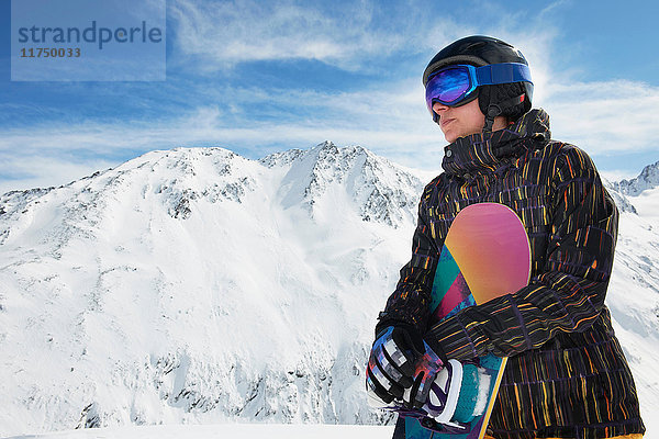 Frau hält Snowboard  Obergurgl  Österreich