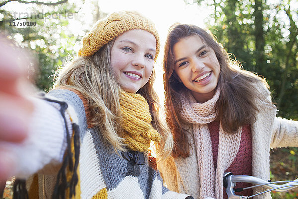 Porträt von Teenager-Mädchen  die lächelnd in die Kamera schauen