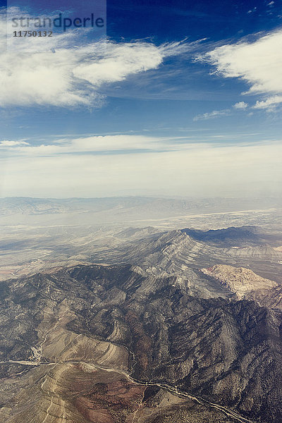 Luftaufnahme von Bergen und Landstraßen  Nevada  USA