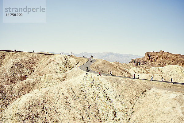 Blick auf Touristen auf kurvenreicher Straße  Zabriskie Point  Death Valley  Kalifornien  USA