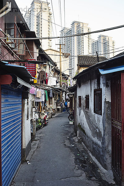 Häuser in der Altstadt vor der Skyline eines Wolkenkratzers  Shanghai  China