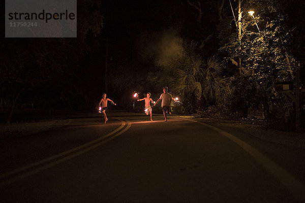 Gruppe von Jungen mit Feuerwerk bei Nacht  Destin  Florida  USA