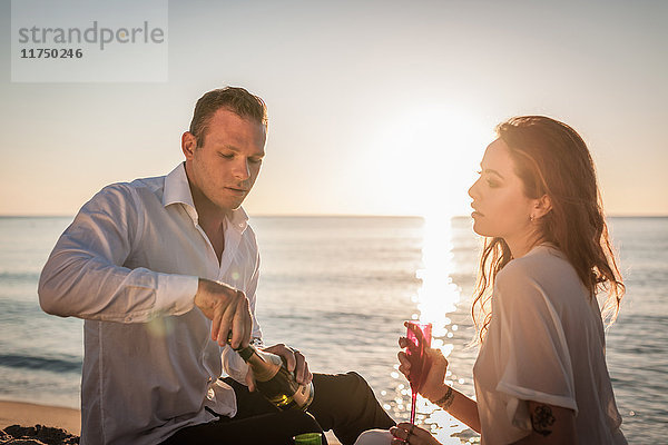 Junges Paar trinkt Champagner am Strand  Castiadas  Sardinien  Italien