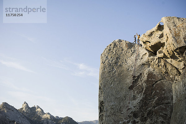 Männliche und weibliche Kletterer auf der Spitze der ''Stammesgrenzen'' 5.10a - Flaming Rock  City of Rocks  Idaho  USA