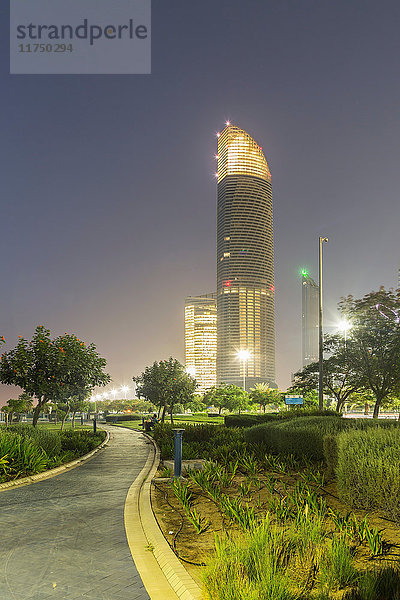 Beleuchtete Wolkenkratzer in der Abenddämmerung  Adu Dhabi  Vereinigte Arabische Emirate