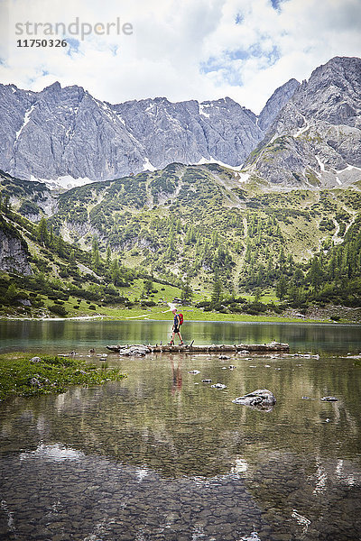 Junge erkundet See  Ehrwald  Tirol  Österreich