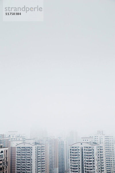 Hochwinkelaufnahme von Nebel über Wolkenkratzern  Shanghai  China