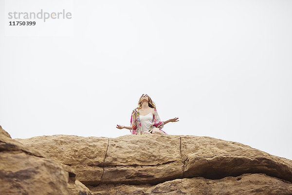 Frau entspannt sich auf einer Felsformation  Stoney Point  Topanga Canyon  Chatsworth  Los Angeles  Kalifornien  USA