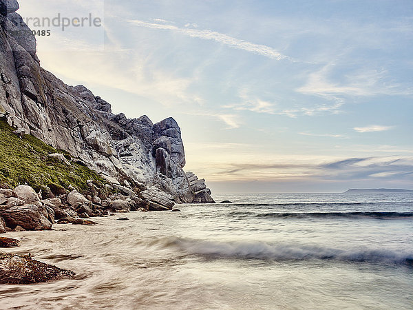 Blick auf Klippen und verschwommene Meereswellen  Morro Bay  Kalifornien  USA