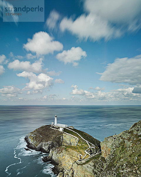 Erhöhte Ansicht des Leuchtturms in Anglesey