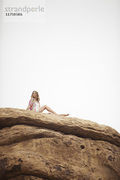 Frau entspannt sich auf einer Felsformation  Stoney Point  Topanga Canyon  Chatsworth  Los Angeles  Kalifornien  USA