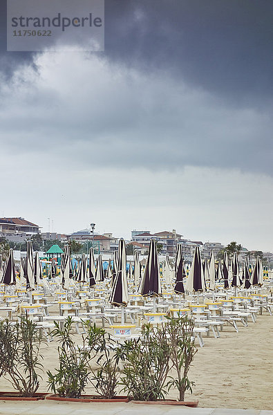 Sonnenschirme und Liegestühle am Strand  Pescara  Abruzzen  Italien