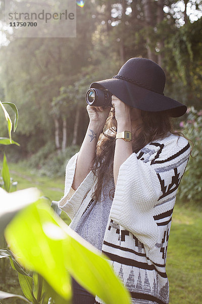 Junge Frau beim Fotografieren vor Ort