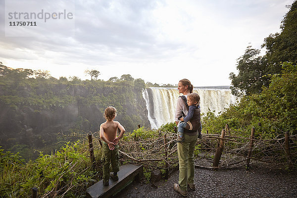 Mutter und Söhne bewundern Aussicht  Victoria Falls  Livingstone  Simbabwe