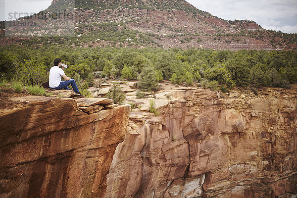 Mann genießt Aussicht  Zion  Utah  USA