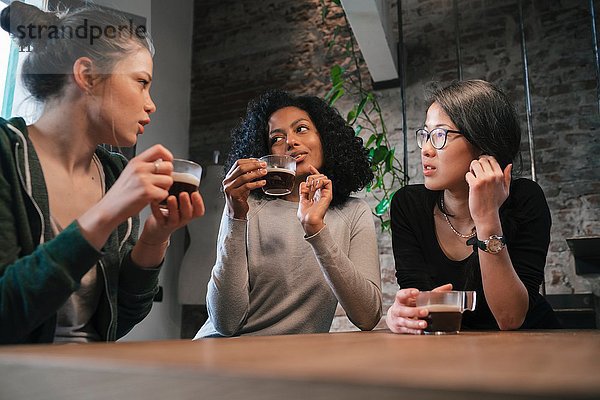 Freunde beim Kaffeetrinken und Plaudern