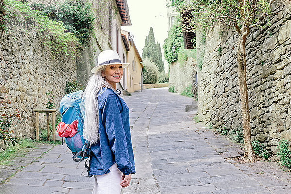Porträt einer stilvollen reifen Frau auf gepflasterter Straße  Fiesole  Toskana  Italien