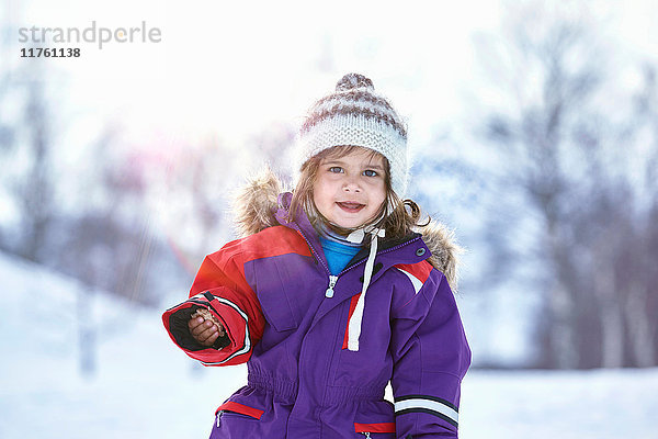 Porträt eines jungen Mädchens  in verschneiter Landschaft  lächelnd  Gjesdal  Norwegen