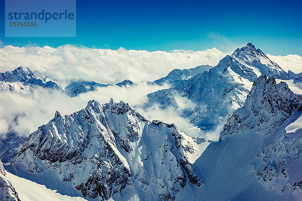 Wolken auf schneebedeckten Berggipfeln  Engelberg Titlis  Schweizer Alpen  Schweiz