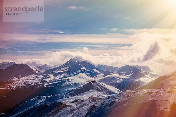 Wolken auf schneebedeckten Berggipfeln  Lenzerheide  Schweizer Alpen  Schweiz