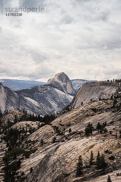 Erhöhter Blick auf gebirgige Felsformationen  Yosemite National Park  Kalifornien  USA