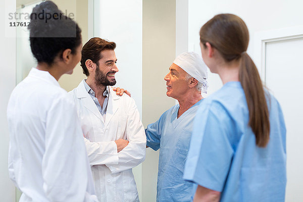 Gruppe von Ärzten  die im Krankenhaus sprechen