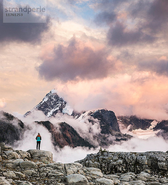 Wanderer betrachtet Wolken auf schneebedeckten Bergen  Mount Baker  Washington  USA