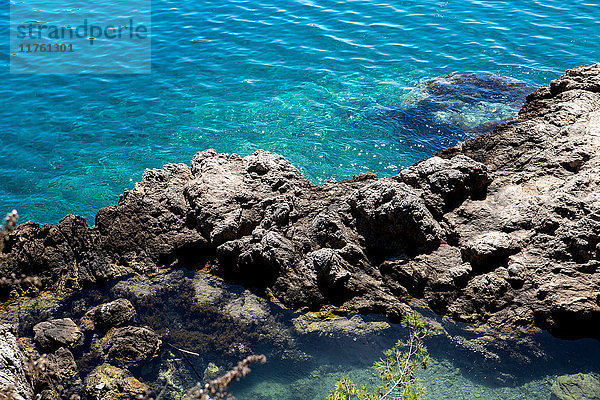 Hochwinkelaufnahme von Felsen und blauem Meer  Dubrovnik  Kroatien