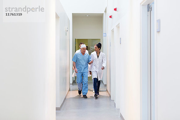 Ärzte  die durch den Krankenhauskorridor gehen