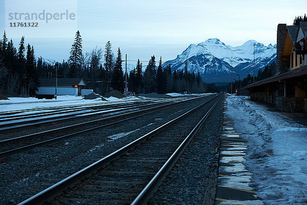 Abnehmende Perspektive von Eisenbahnschienen  Banff  Kanada