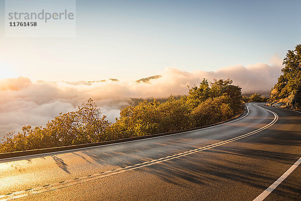 Autobahn- und Talnebel bei Sonnenaufgang  Yosemite National Park  Kalifornien  USA