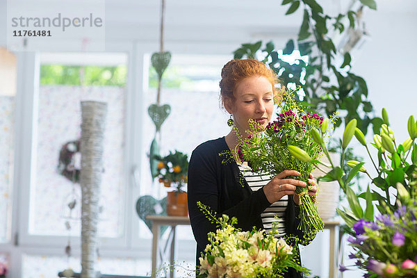 Florist wählt Blumen im Geschäft aus