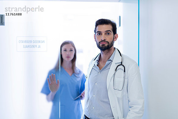 Porträt von Ärzten im Krankenhaus  die in die Kamera schauen