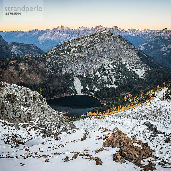 Schneebedeckte Berggipfel  Kaskadengebirge  Diablo  Washington  USA