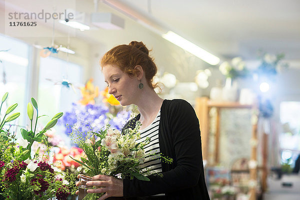 Florist wählt Blumen im Geschäft aus