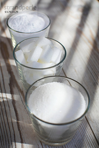 Gläser mit Zucker in verschiedenen Formen  Nahaufnahme