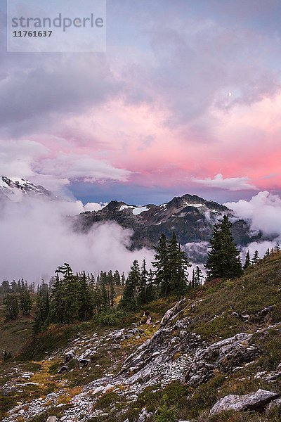 Wolken auf schneebedeckten Bergen  Mount Baker  Washington  USA