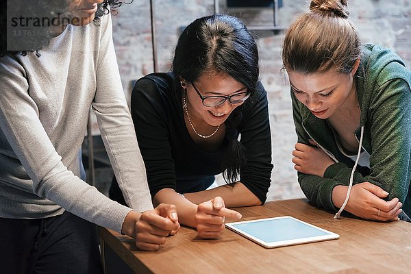 Freunde verwenden digitales Tablet