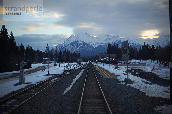 Abnehmende Perspektive von Eisenbahnschienen  Banff  Kanada