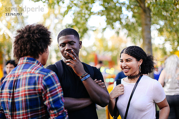 Gruppe von Freunden auf dem Jahrmarkt  reden  lachen