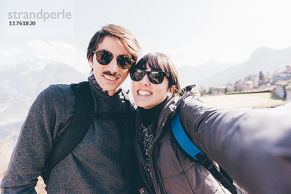 Paar beim Smartphone-Selfie über dem Bergsee  Monte San Primo  Italien