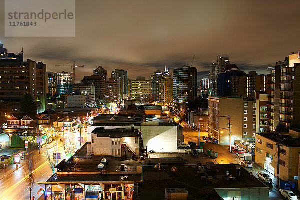 Nachts beleuchtete Stadtlandschaft  Vancouver  Kanada